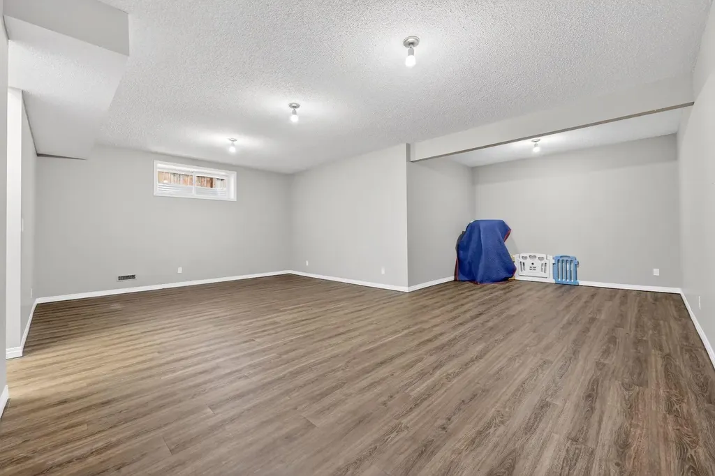 71 Walden Manor SE Calgary AB T2X 0N1