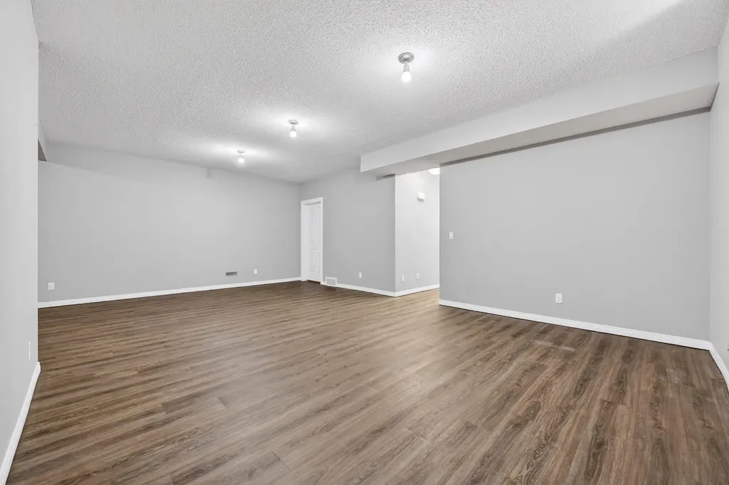 71 Walden Manor SE Calgary AB T2X 0N1