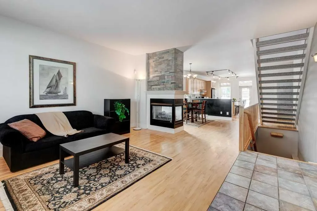 703 52 Avenue SW Calgary AB T2V 0B6