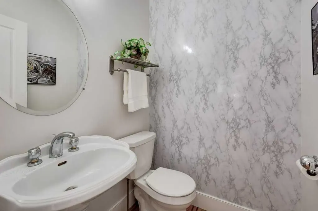 703 52 Avenue SW Calgary AB T2V 0B6
