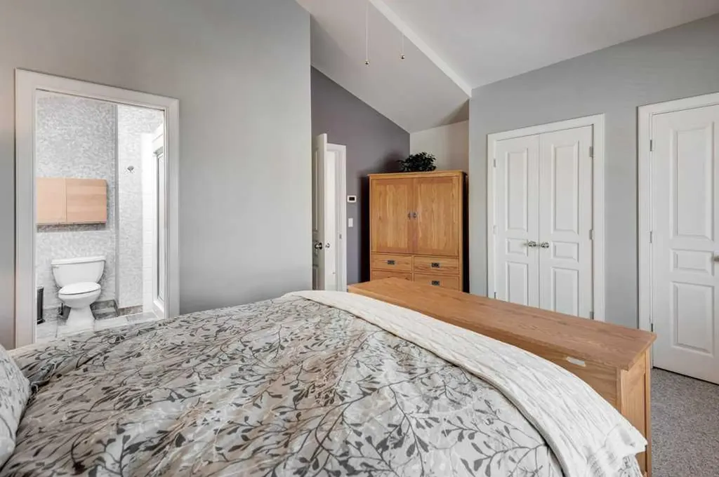 703 52 Avenue SW Calgary AB T2V 0B6