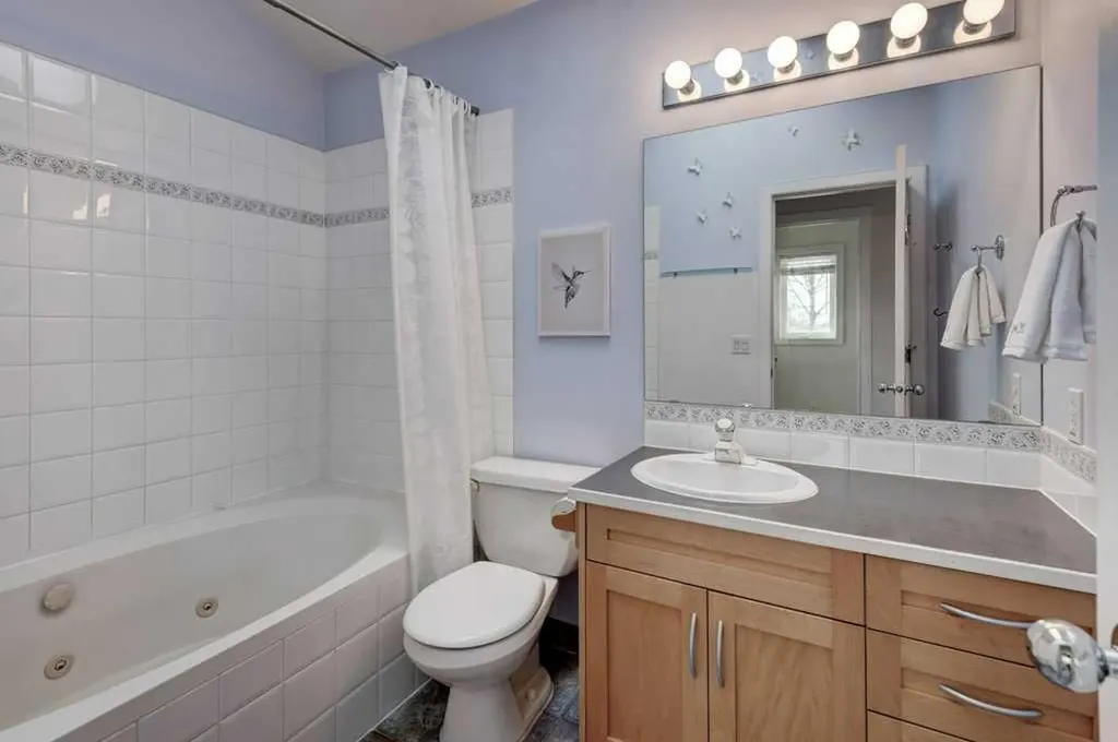 703 52 Avenue SW Calgary AB T2V 0B6