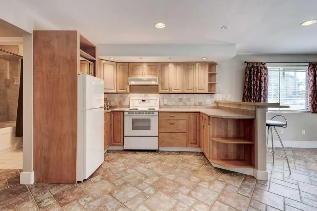 703 52 Avenue SW Calgary AB T2V 0B6