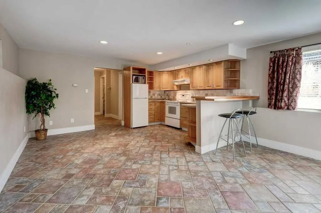 703 52 Avenue SW Calgary AB T2V 0B6