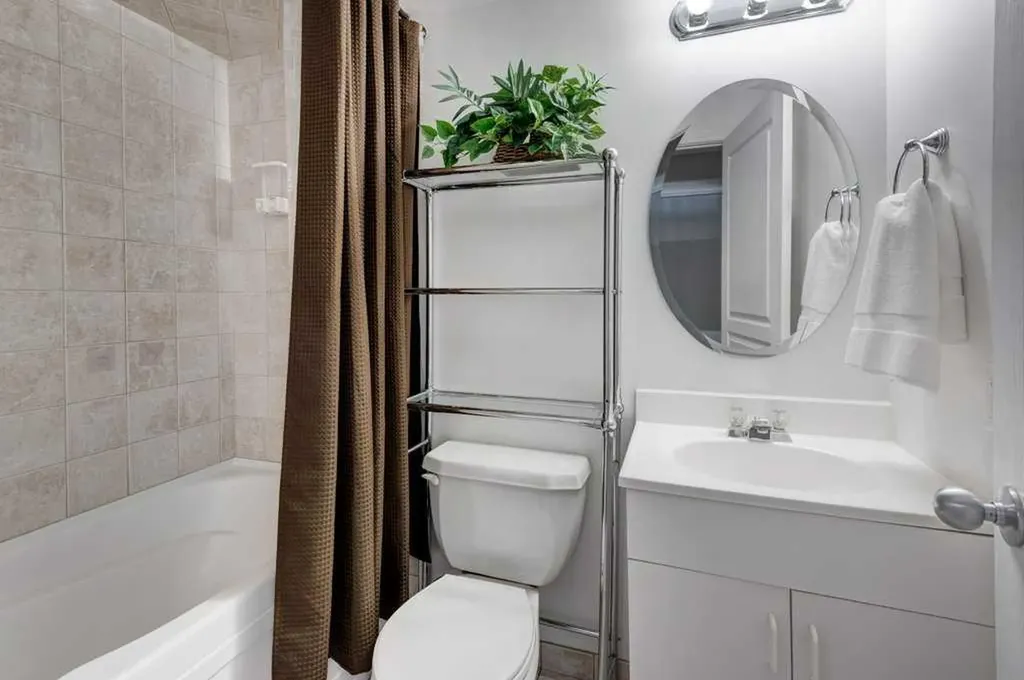 703 52 Avenue SW Calgary AB T2V 0B6