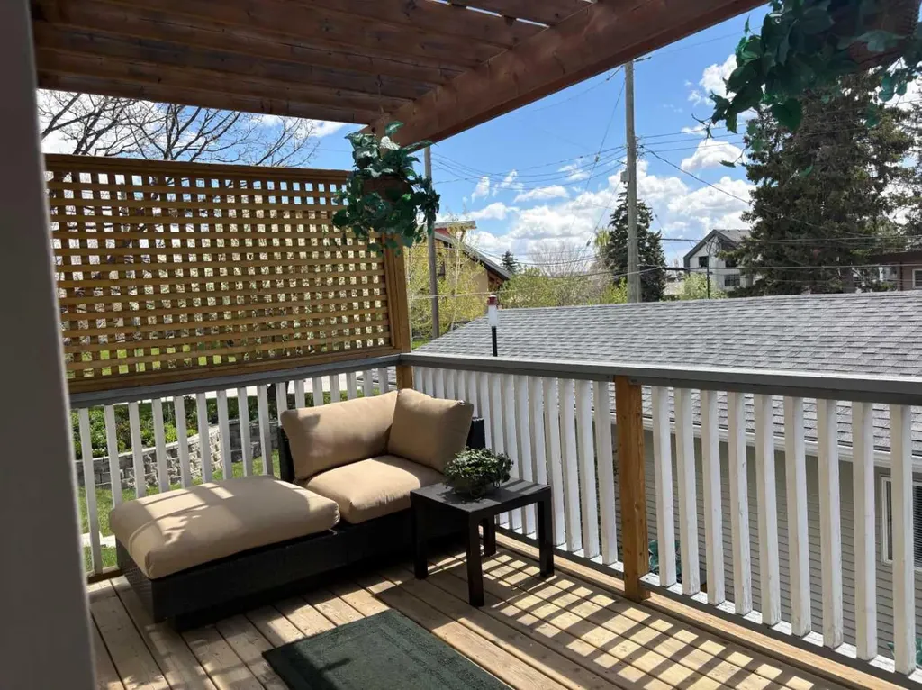 703 52 Avenue SW Calgary AB T2V 0B6