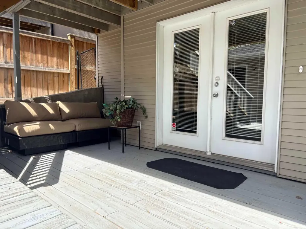 703 52 Avenue SW Calgary AB T2V 0B6