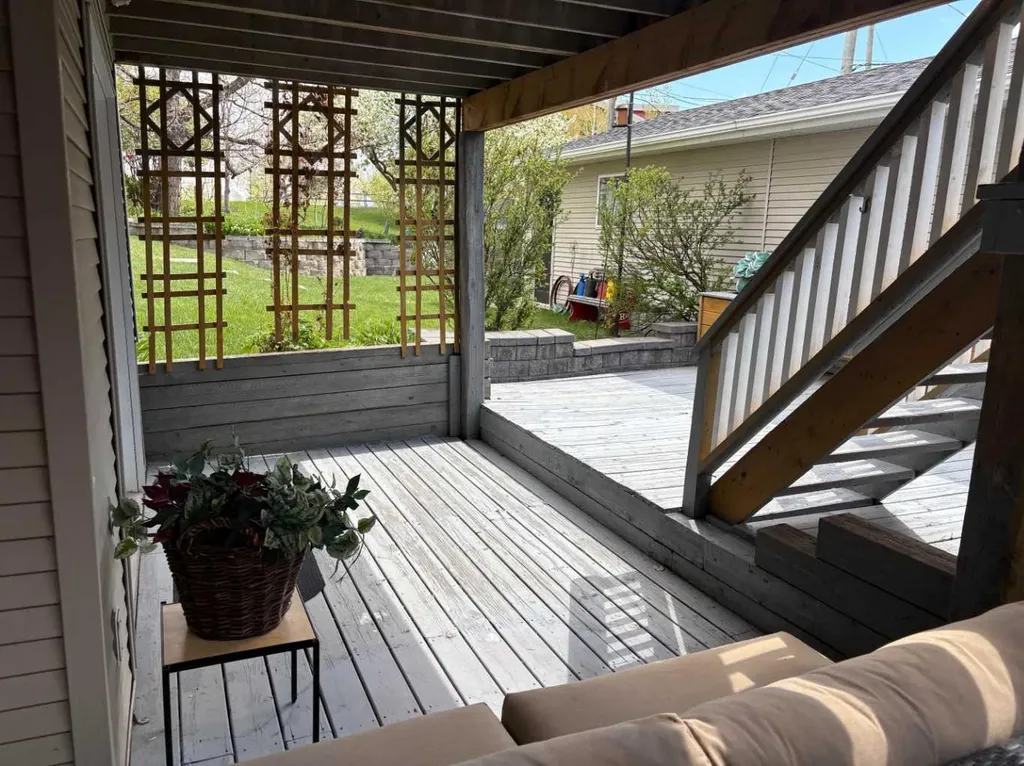 703 52 Avenue SW Calgary AB T2V 0B6