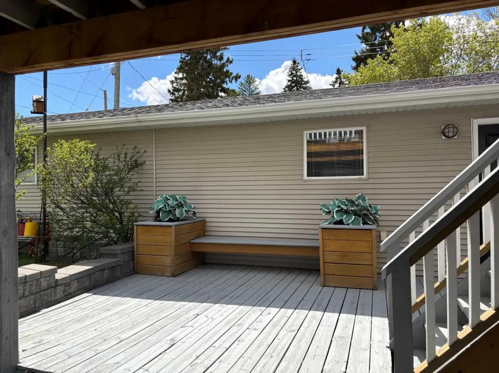 703 52 Avenue SW Calgary AB T2V 0B6