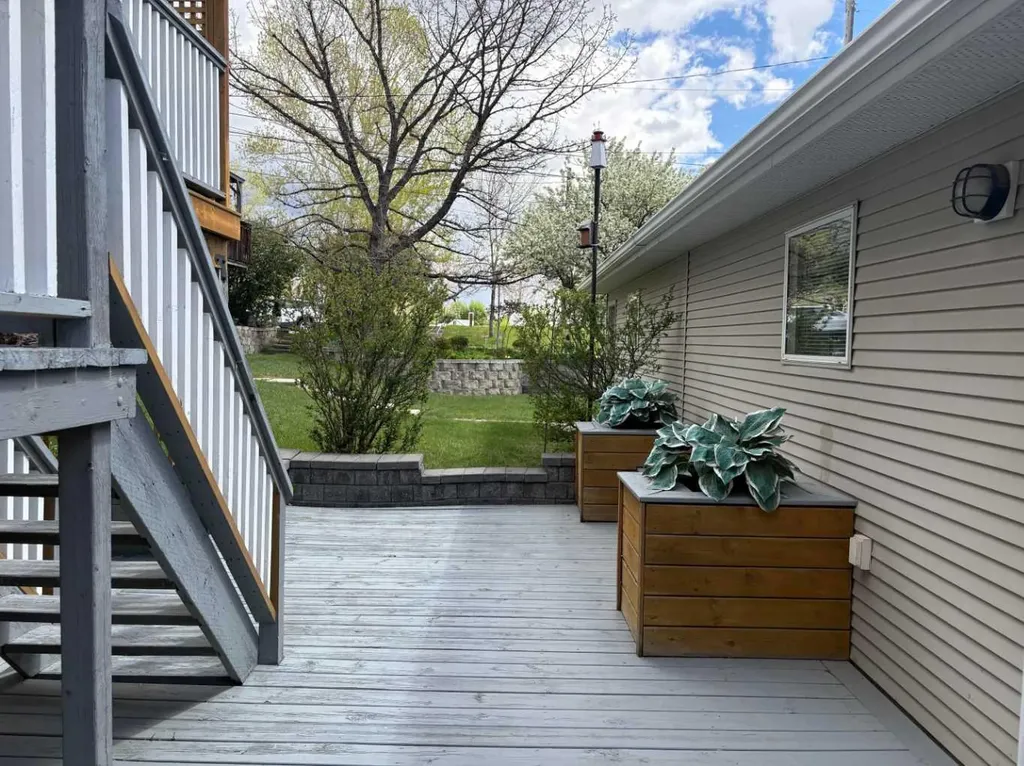 703 52 Avenue SW Calgary AB T2V 0B6