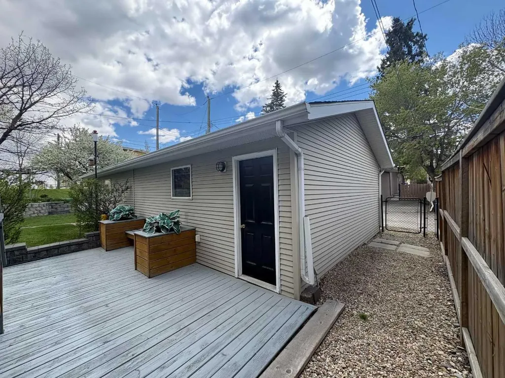 703 52 Avenue SW Calgary AB T2V 0B6