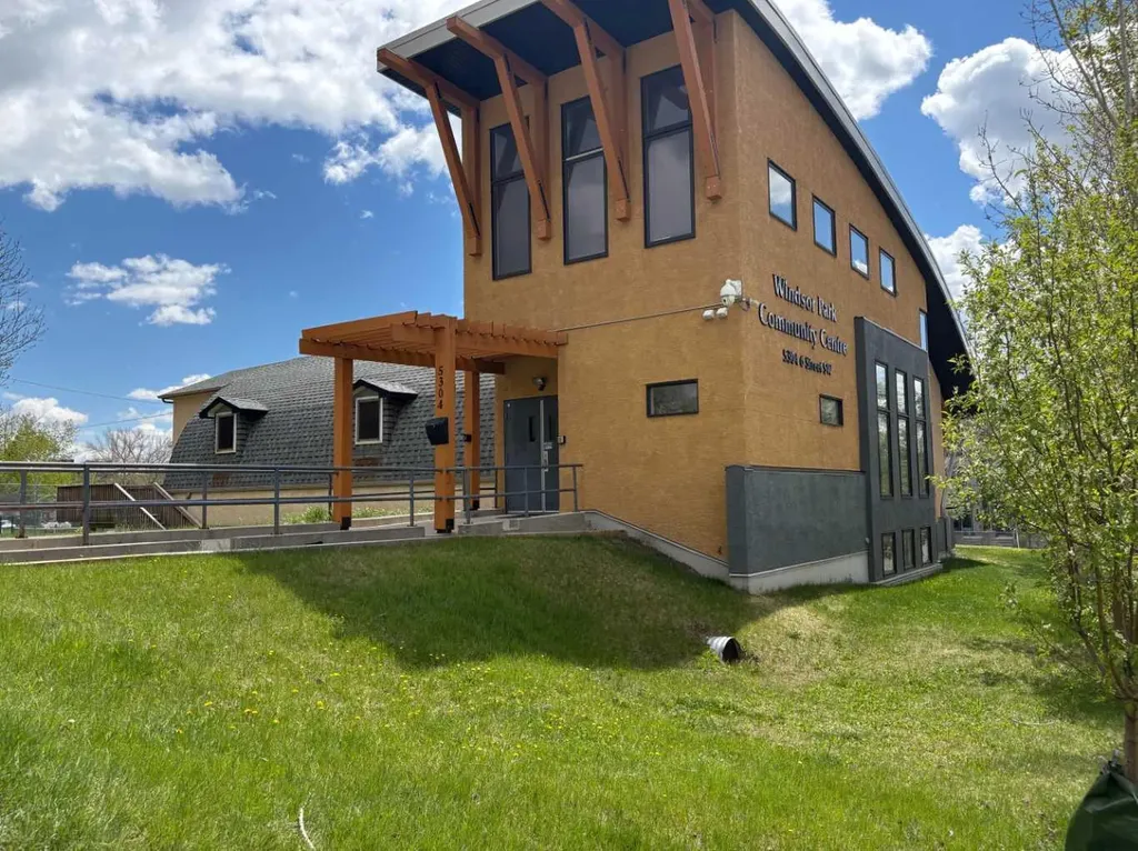 703 52 Avenue SW Calgary AB T2V 0B6