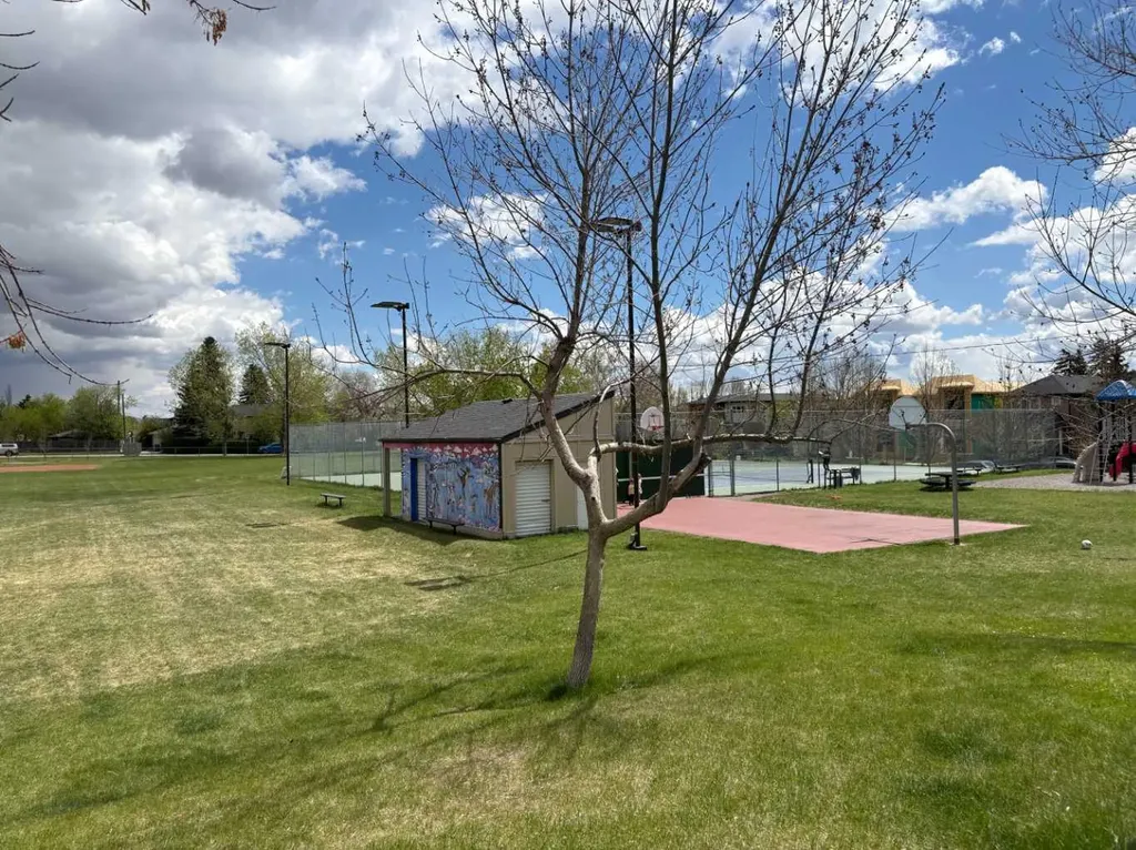 703 52 Avenue SW Calgary AB T2V 0B6
