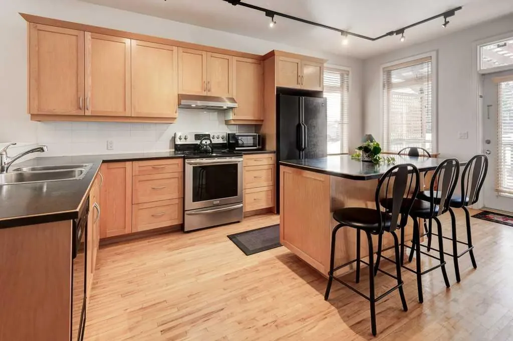 703 52 Avenue SW Calgary AB T2V 0B6