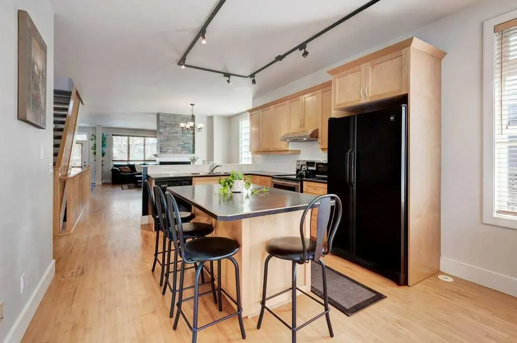 703 52 Avenue SW Calgary AB T2V 0B6