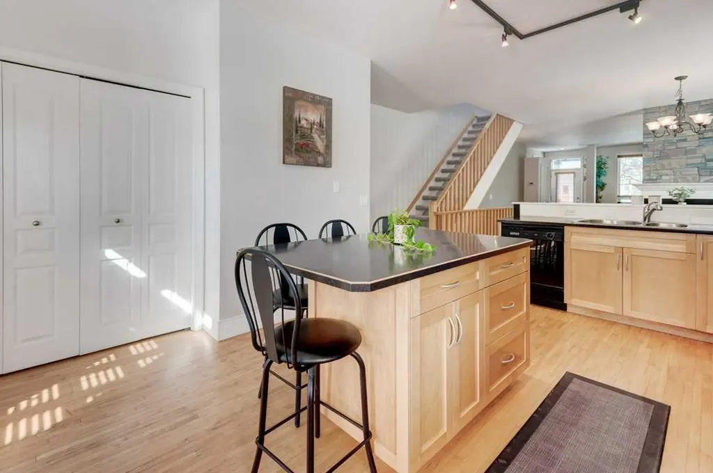 703 52 Avenue SW Calgary AB T2V 0B6