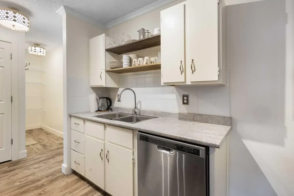 2611 15a Street SW Calgary AB T2T 4C1