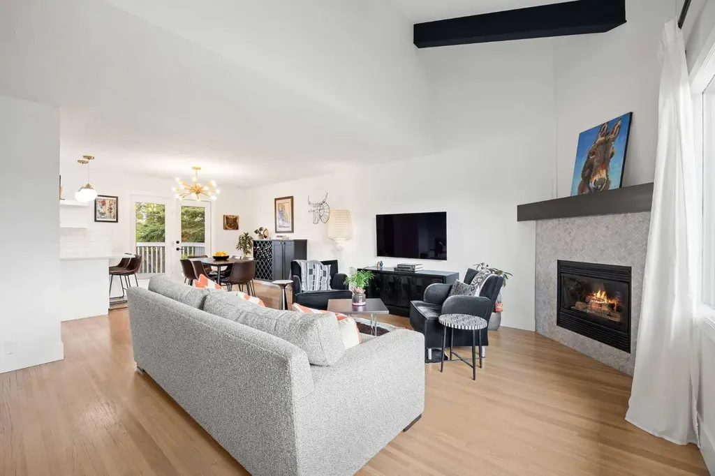 32 Westminster Drive SW Calgary AB T3C 2S9