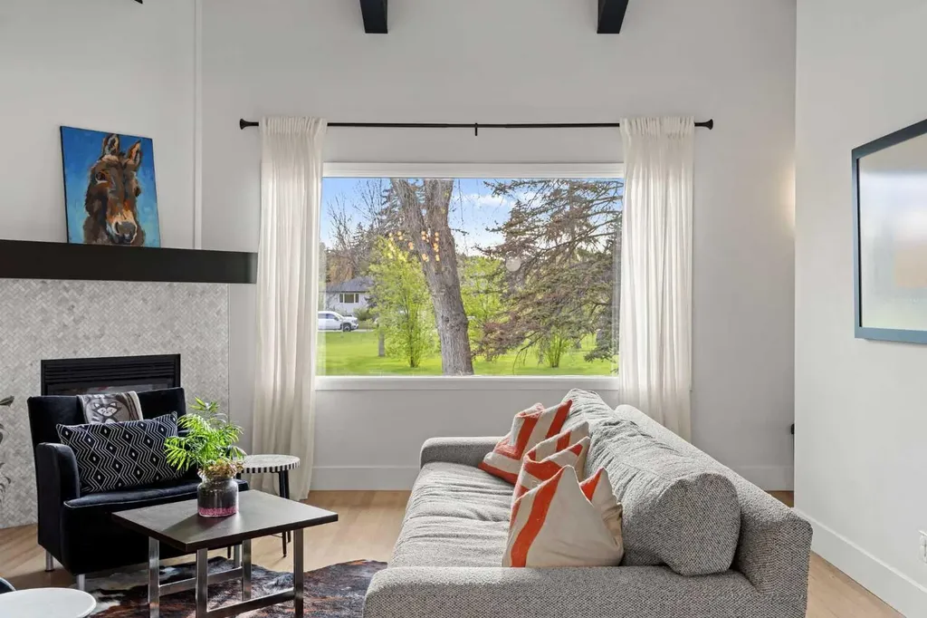 32 Westminster Drive SW Calgary AB T3C 2S9