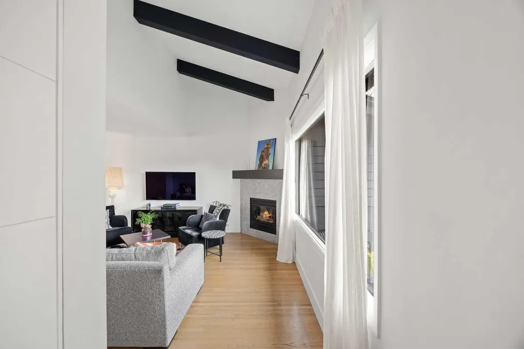 32 Westminster Drive SW Calgary AB T3C 2S9