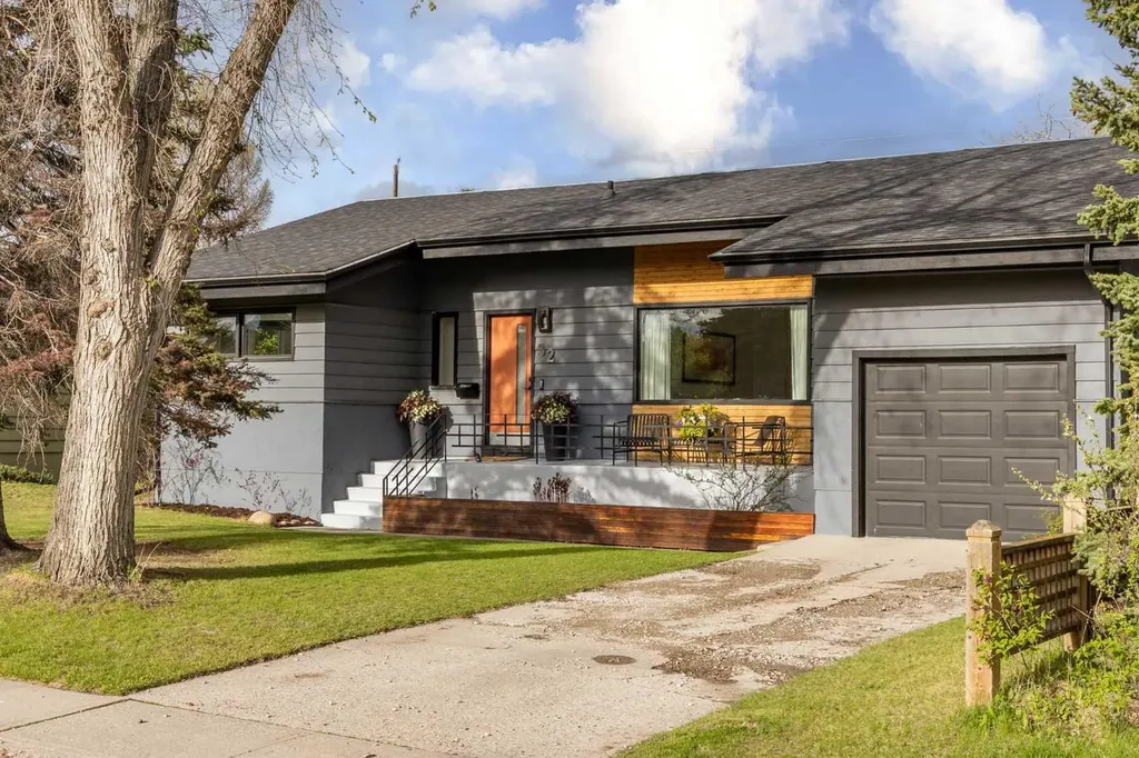 32 Westminster Drive SW Calgary AB T3C 2S9