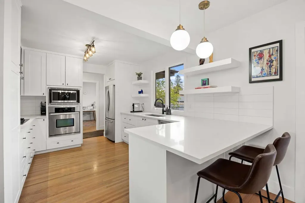 32 Westminster Drive SW Calgary AB T3C 2S9