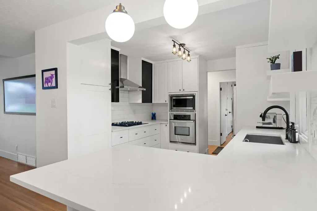 32 Westminster Drive SW Calgary AB T3C 2S9
