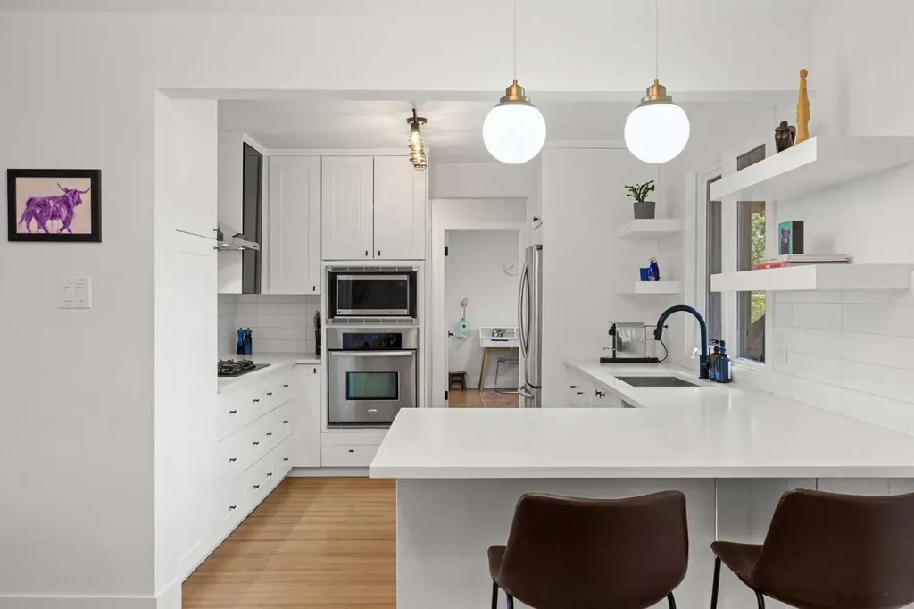 32 Westminster Drive SW Calgary AB T3C 2S9