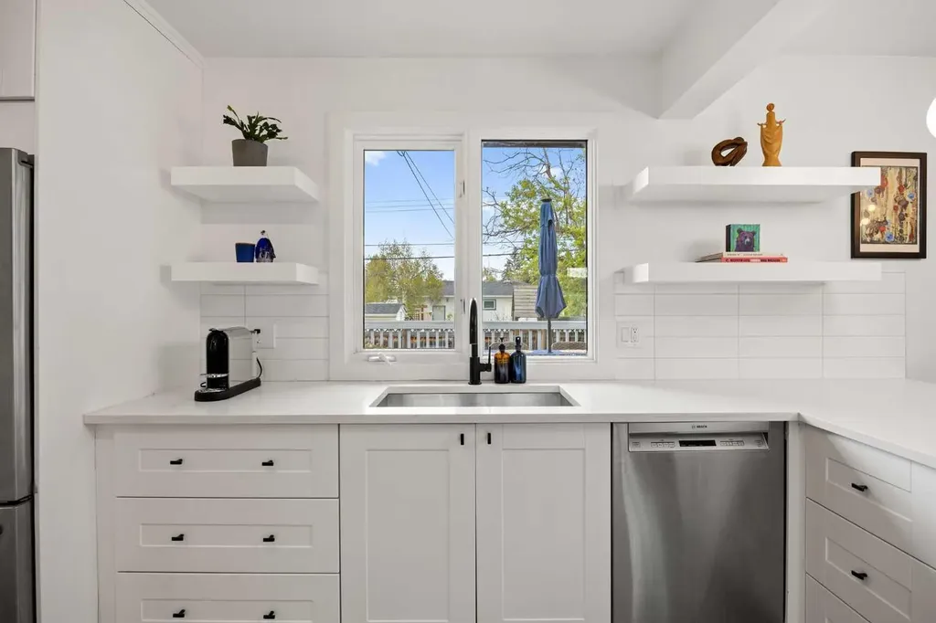 32 Westminster Drive SW Calgary AB T3C 2S9