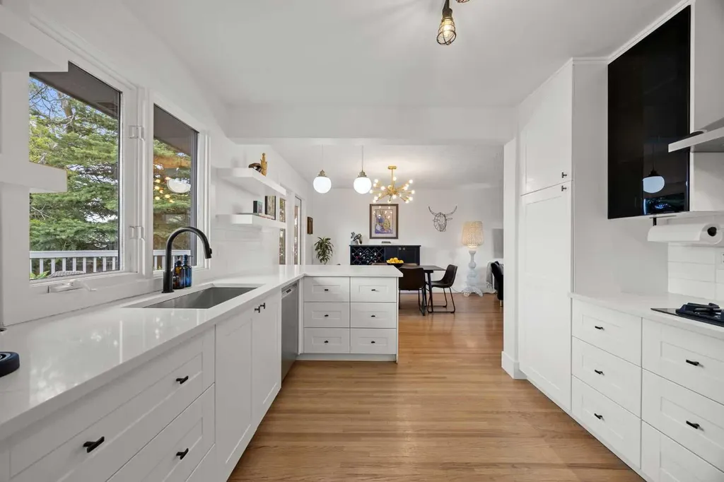32 Westminster Drive SW Calgary AB T3C 2S9