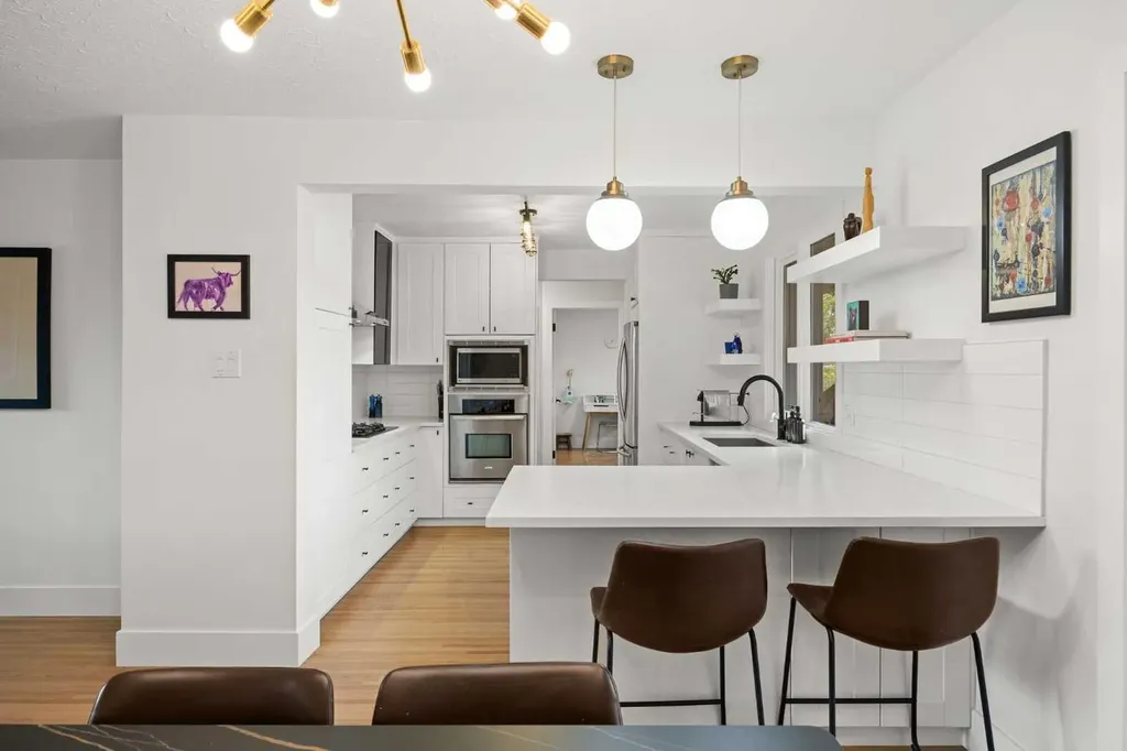 32 Westminster Drive SW Calgary AB T3C 2S9