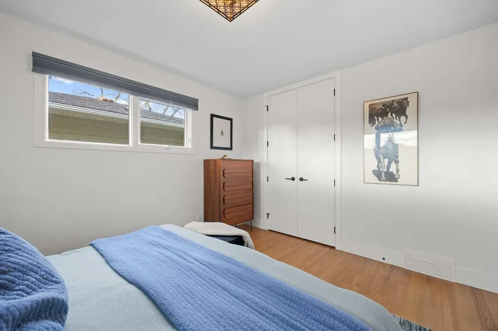32 Westminster Drive SW Calgary AB T3C 2S9