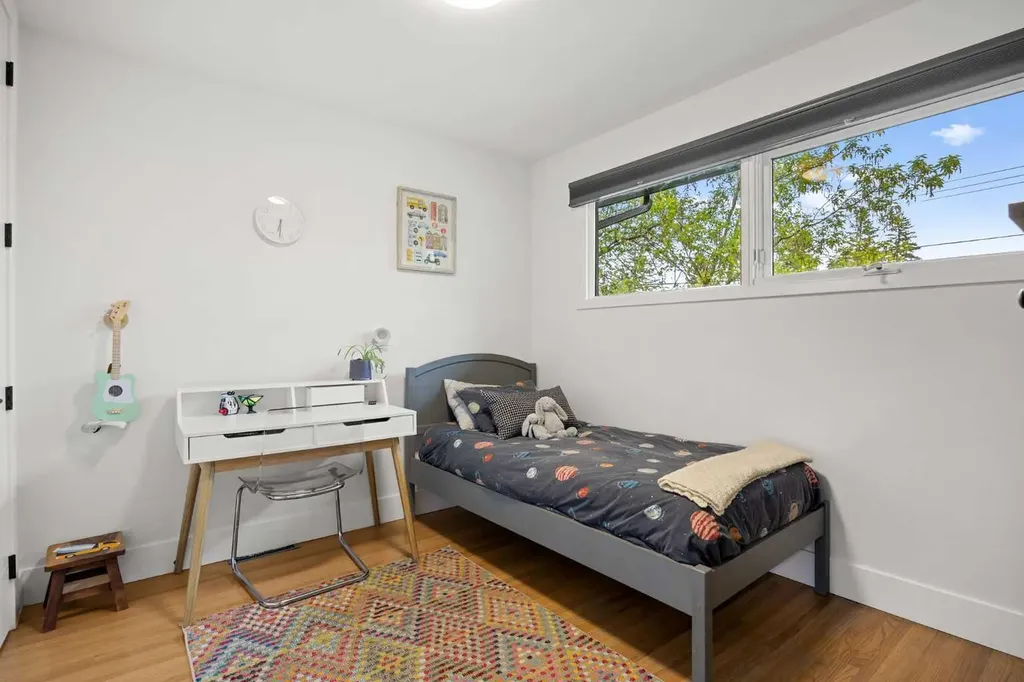 32 Westminster Drive SW Calgary AB T3C 2S9