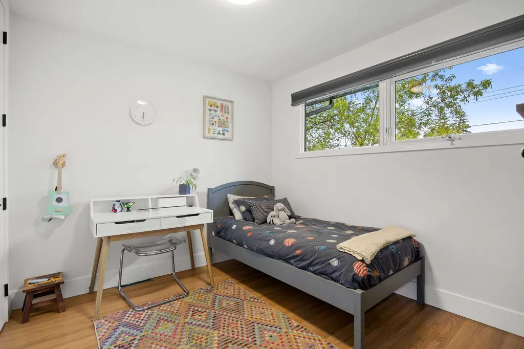 32 Westminster Drive SW Calgary AB T3C 2S9