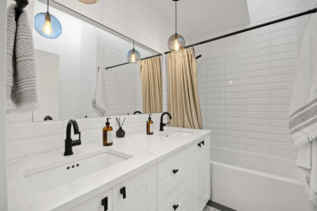 32 Westminster Drive SW Calgary AB T3C 2S9