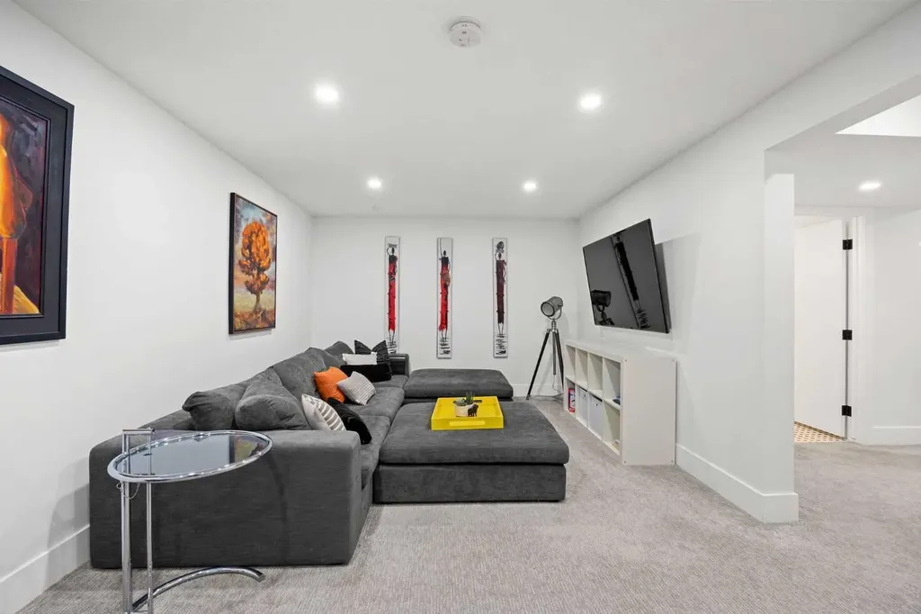 32 Westminster Drive SW Calgary AB T3C 2S9