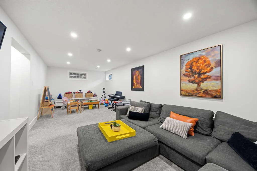 32 Westminster Drive SW Calgary AB T3C 2S9