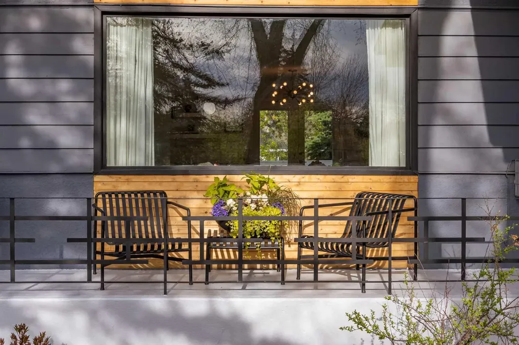 32 Westminster Drive SW Calgary AB T3C 2S9