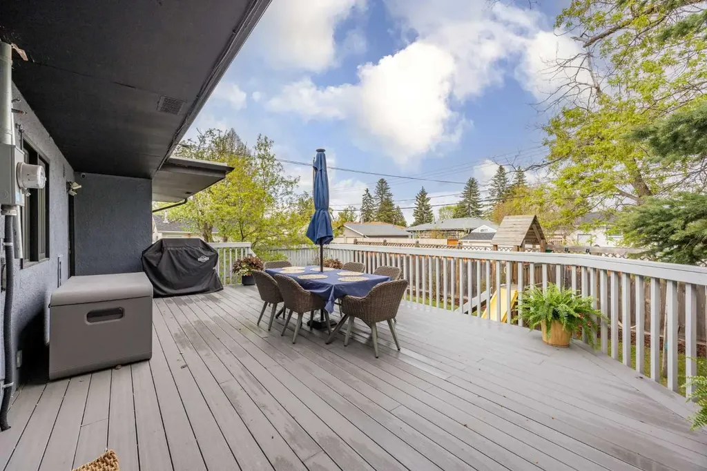 32 Westminster Drive SW Calgary AB T3C 2S9