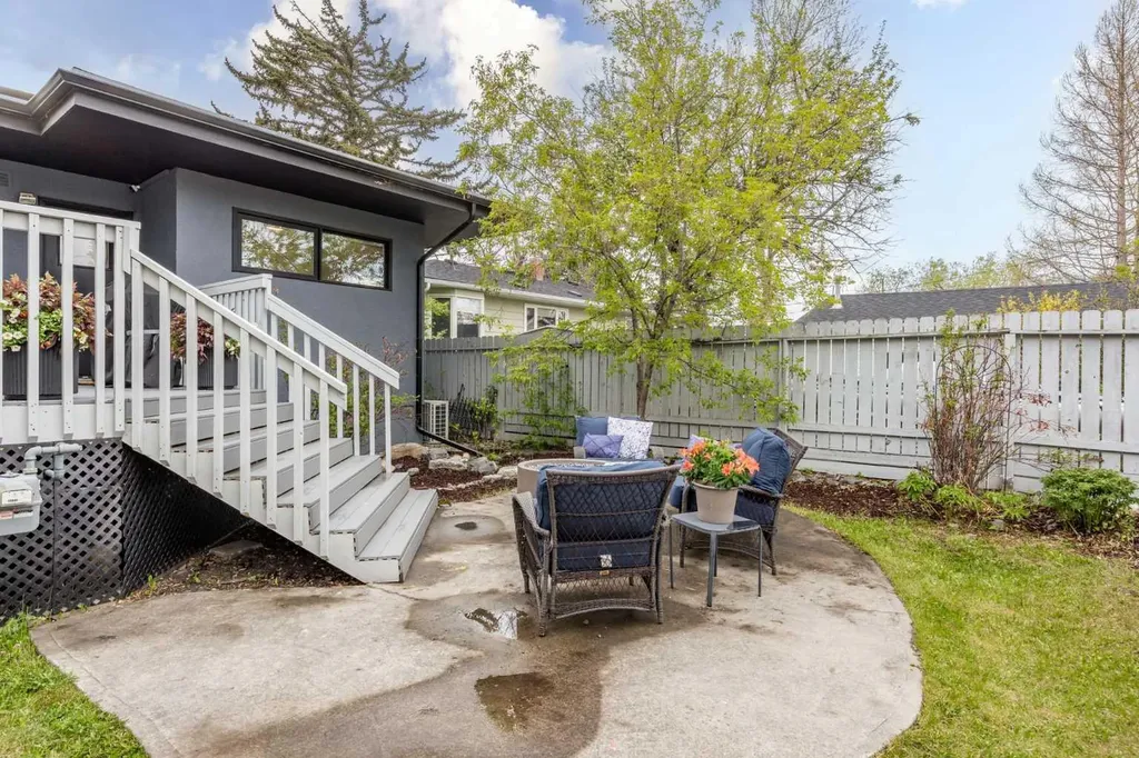 32 Westminster Drive SW Calgary AB T3C 2S9