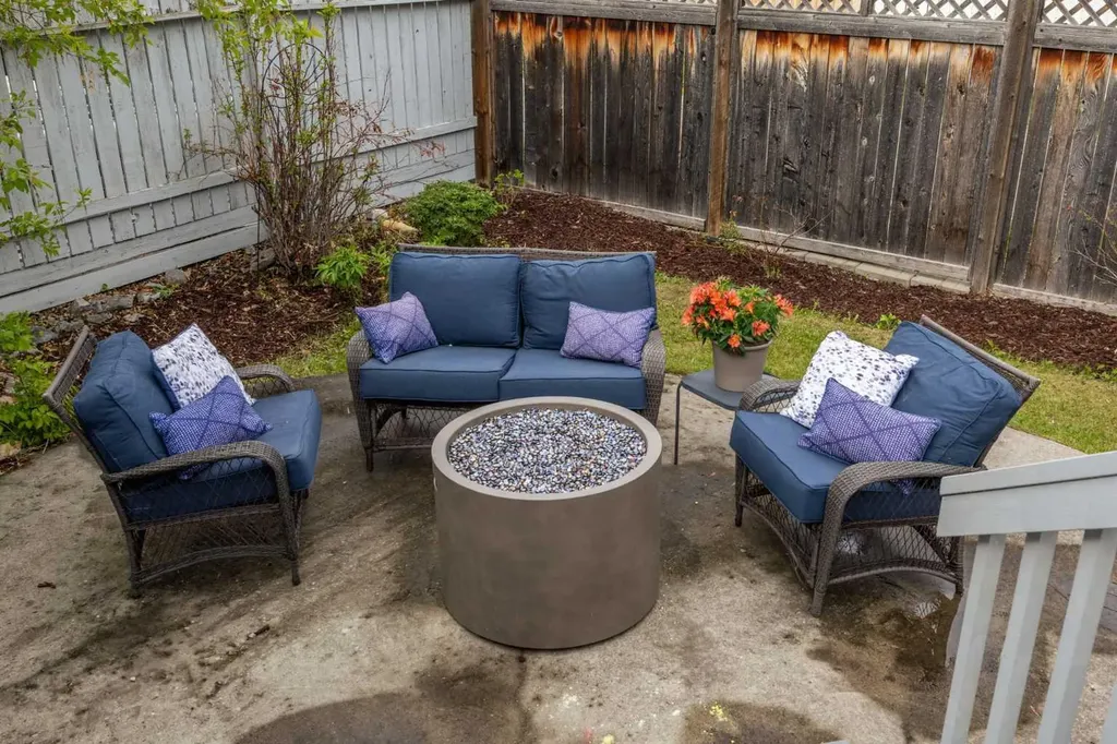 32 Westminster Drive SW Calgary AB T3C 2S9