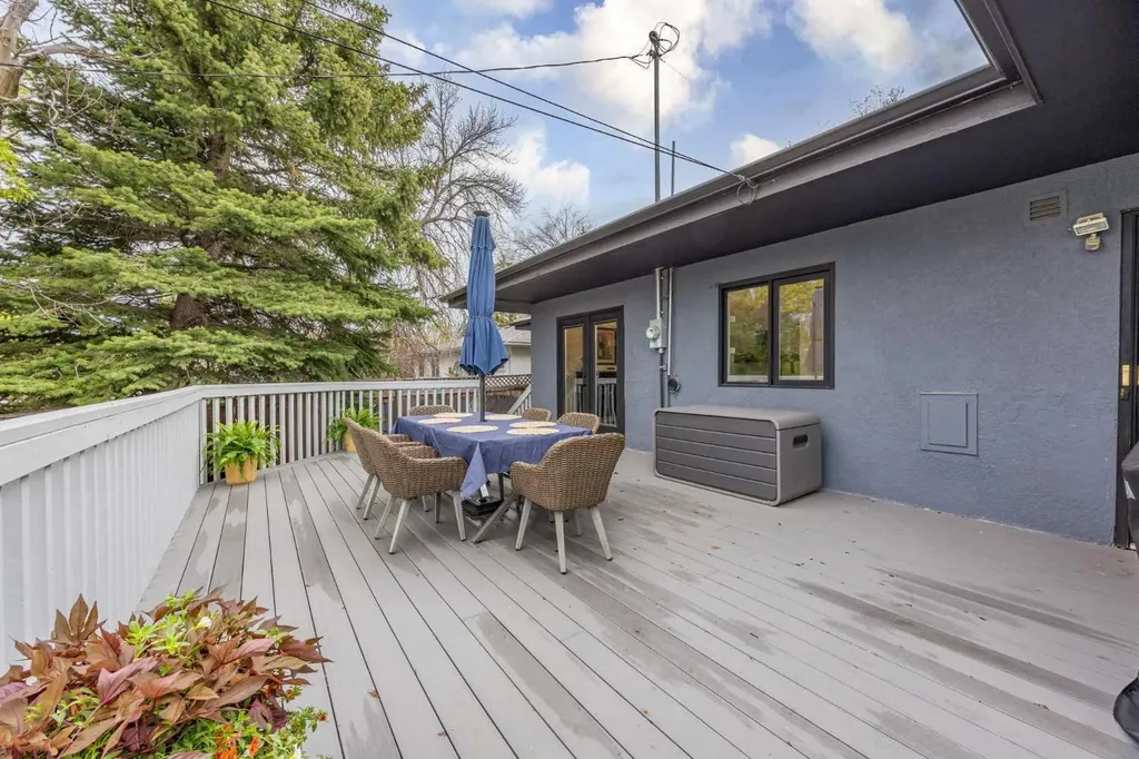 32 Westminster Drive SW Calgary AB T3C 2S9