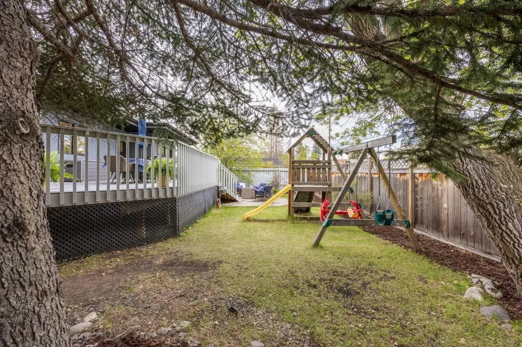 32 Westminster Drive SW Calgary AB T3C 2S9