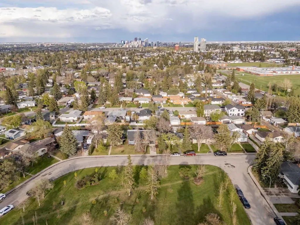 32 Westminster Drive SW Calgary AB T3C 2S9