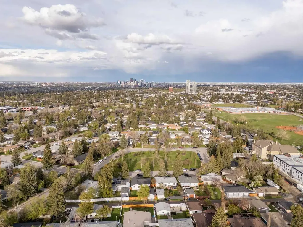 32 Westminster Drive SW Calgary AB T3C 2S9