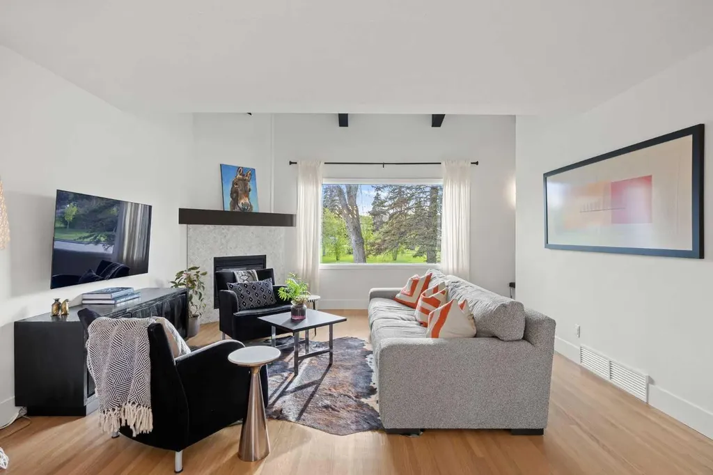 32 Westminster Drive SW Calgary AB T3C 2S9