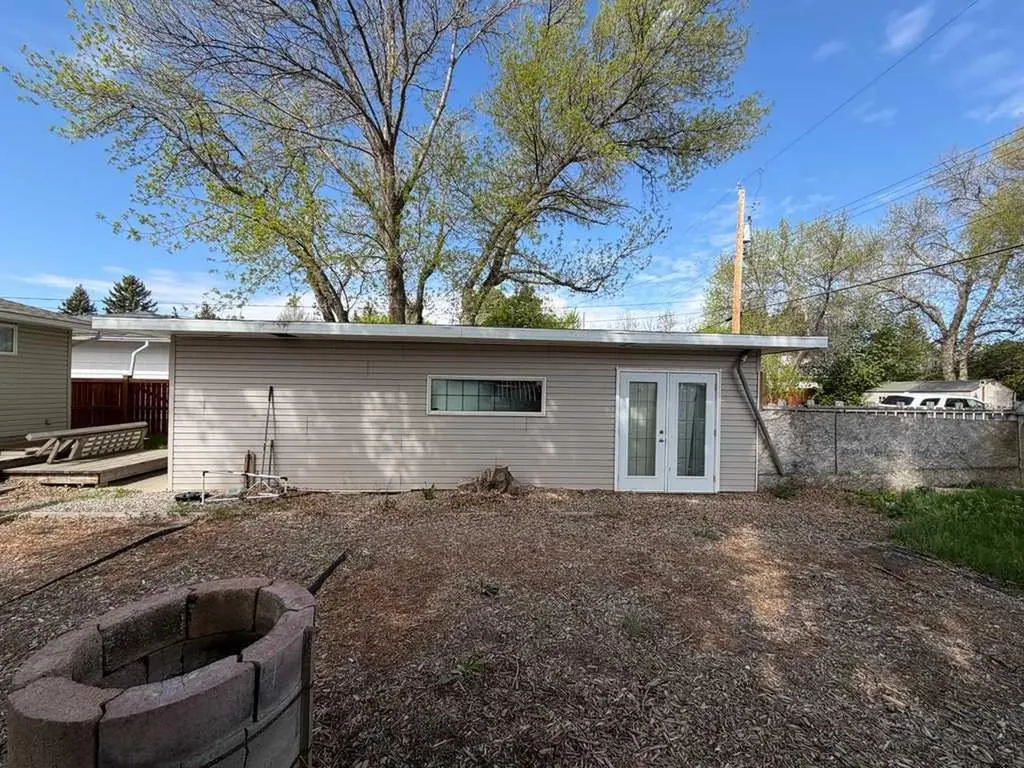 1317 17 Avenue S Lethbridge AB T1K 1A3