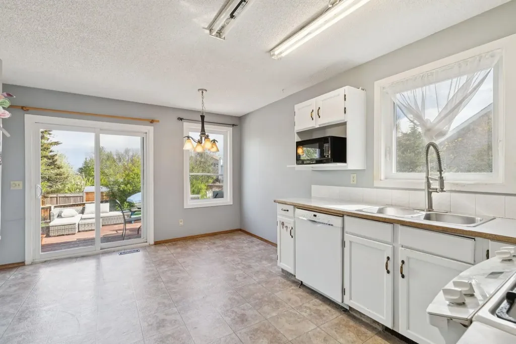 34 Shawfield Place SW Calgary AB T2Y 1Y7