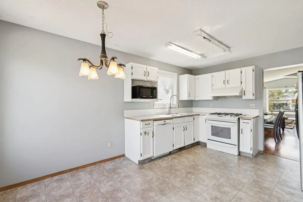34 Shawfield Place SW Calgary AB T2Y 1Y7