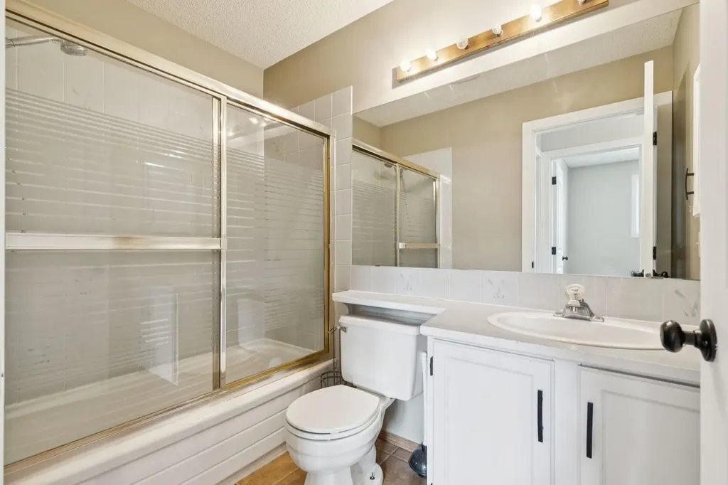 34 Shawfield Place SW Calgary AB T2Y 1Y7